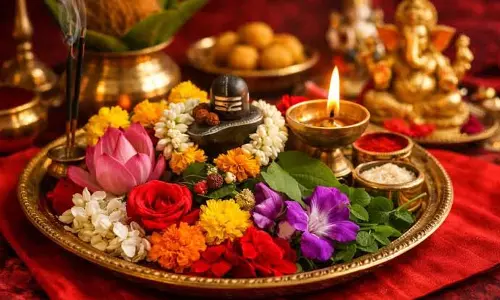 पूजा में भूलकर भी न चढ़ाएं ये फल-फूल, जानें धार्मिक मान्यताएं