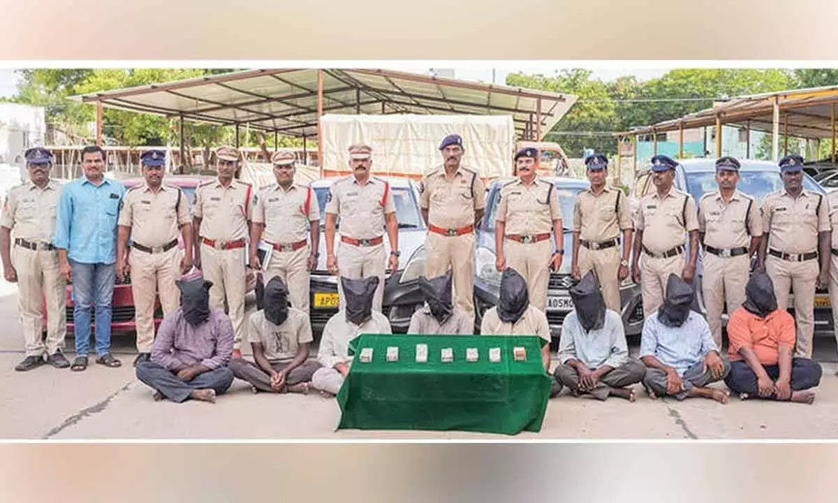 हाईवे पर लूटपाट के आरोप में आठ लोग गिरफ्तार