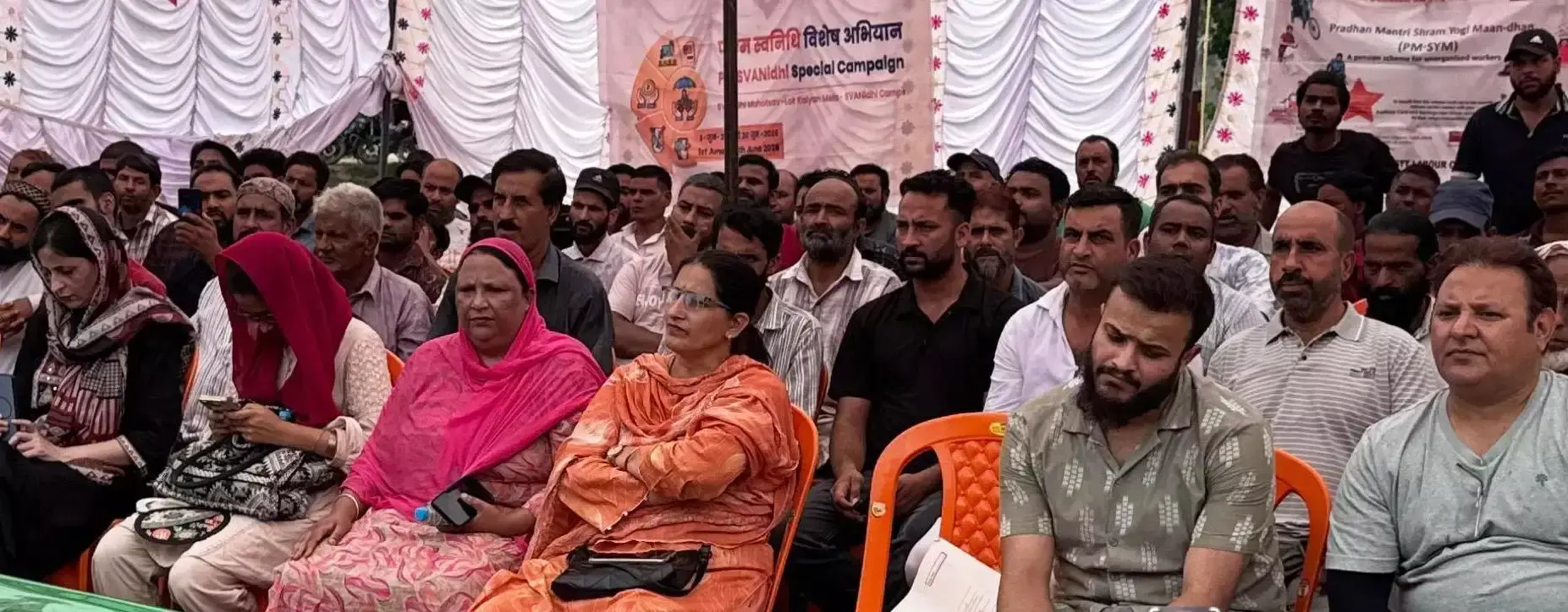 Jammu: महोत्सव में स्ट्रीट वेंडर्स को सरकारी योजनाओं और डिजिटल ट्रांजैक्शन की जानकारी