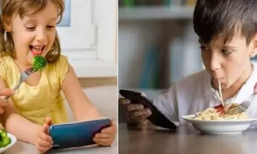 बच्चे को खाना खिलाने के लिए फोन देना छोड़ें, अपनाएं ये स्मार्ट पैरेंटिंग टिप्स