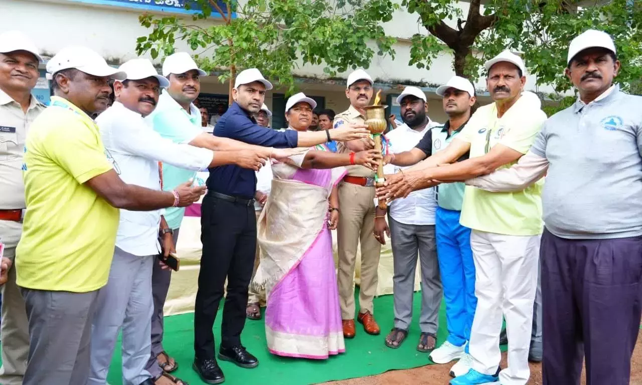 Telangana: सीताक्का ने मुलुगु एथलीटों की सफलता की सराहना की
