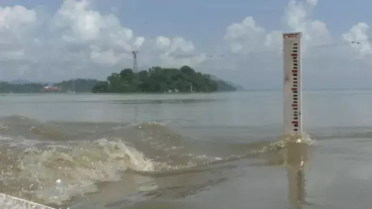 Guwahati में फेरी सेवाएं रोकी गई, ब्रह्मपुत्र नदी का जलस्तर लगातार बढ़ रहा
