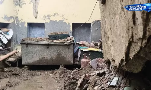 Punjab : बटाला के गांव अलोवाल में बारिश के बीच मकान की छत गिरी, बड़ा हादसा टला