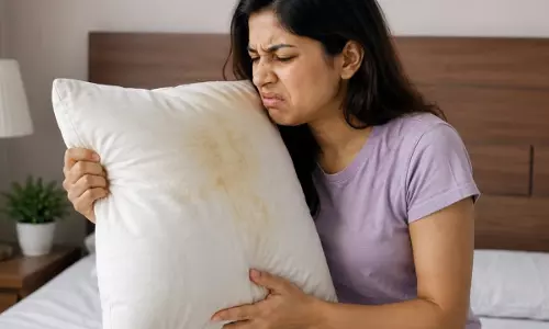 10 मिनट की ये trick  कर देगी तकिए की बदबू कम