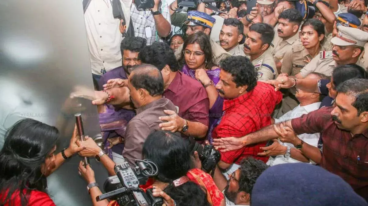 तिरुवनंतपुरम कॉरपोरेशन रणक्षेत्र में तब्दील: पार्षदों के हंगामे के बीच रोकी गईं मेयर