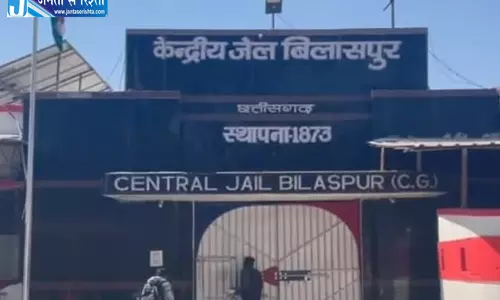 बंदी की हत्या मामले में जेल प्रहरी सस्पेंड