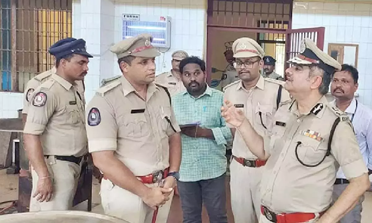 Andhra: पुलिस कमिश्नर ने सेंट्रल जेल में सुरक्षा व्यवस्था का जायजा लिया