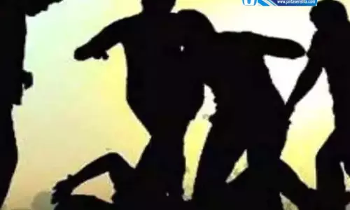 मुर्गी चोरी, मां और बेटे-बेटी की पिटाई