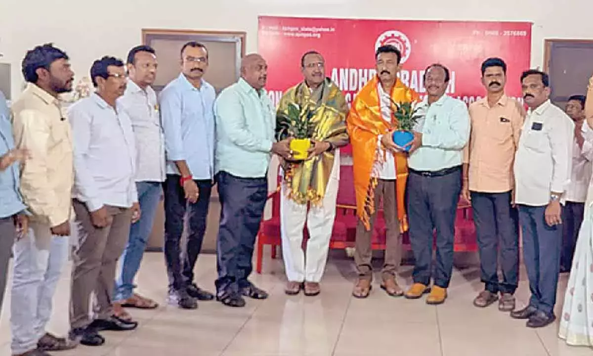 APNGGOs एसोसिएशन ने कर्मचारियों की समस्याओं का समाधान किया: नेता