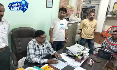 जिला संयोजक और छात्रावास अधीक्षक 1 लाख रिश्वत लेते रंगे हाथ गिरफ्तार