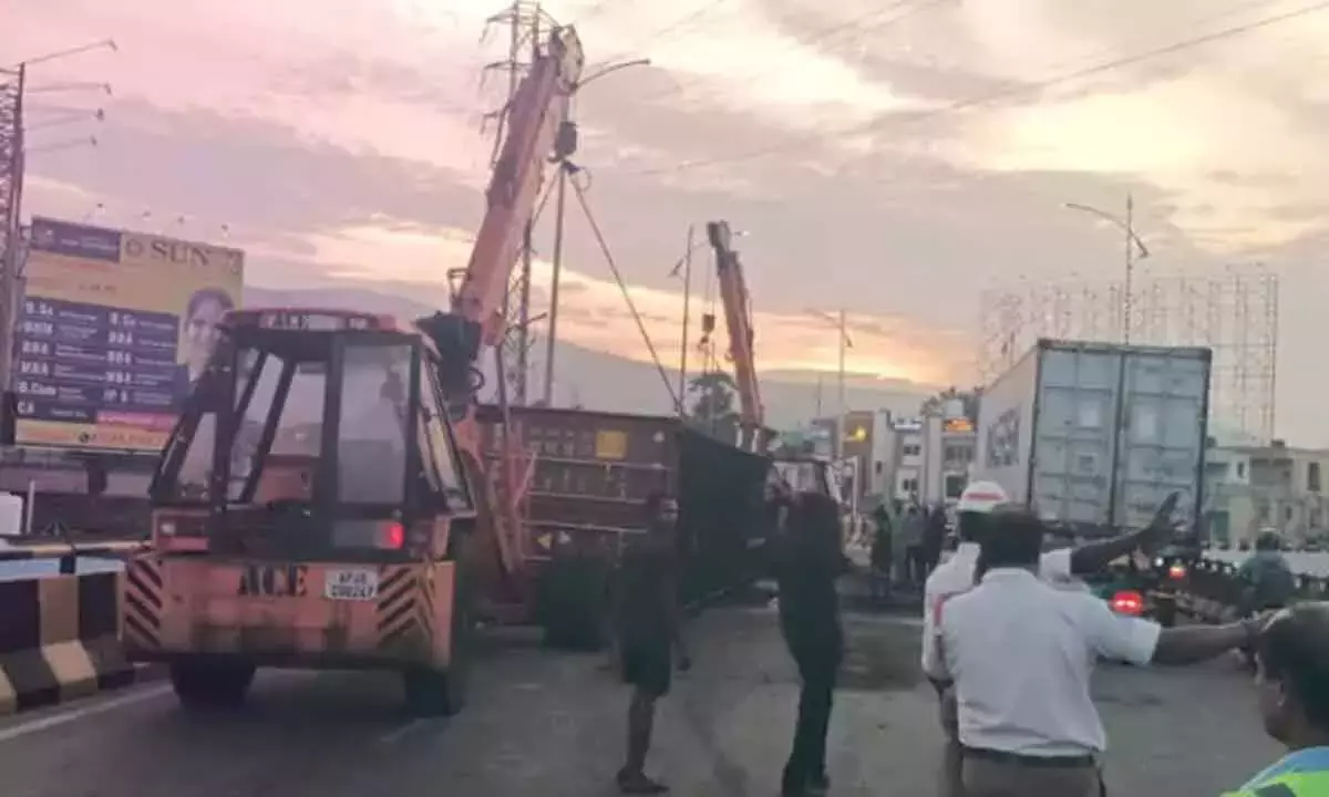 Andhra: विशाखापत्तनम के NAD फ्लाईओवर पर कंटेनर पलटा, कोई हताहत नहीं