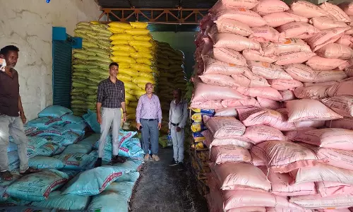 अधिक कीमत पर खाद बेचने वाले विक्रय केंद्र पर छापा, 3219 बोरी उर्वरक जब्त, केंद्र सील
