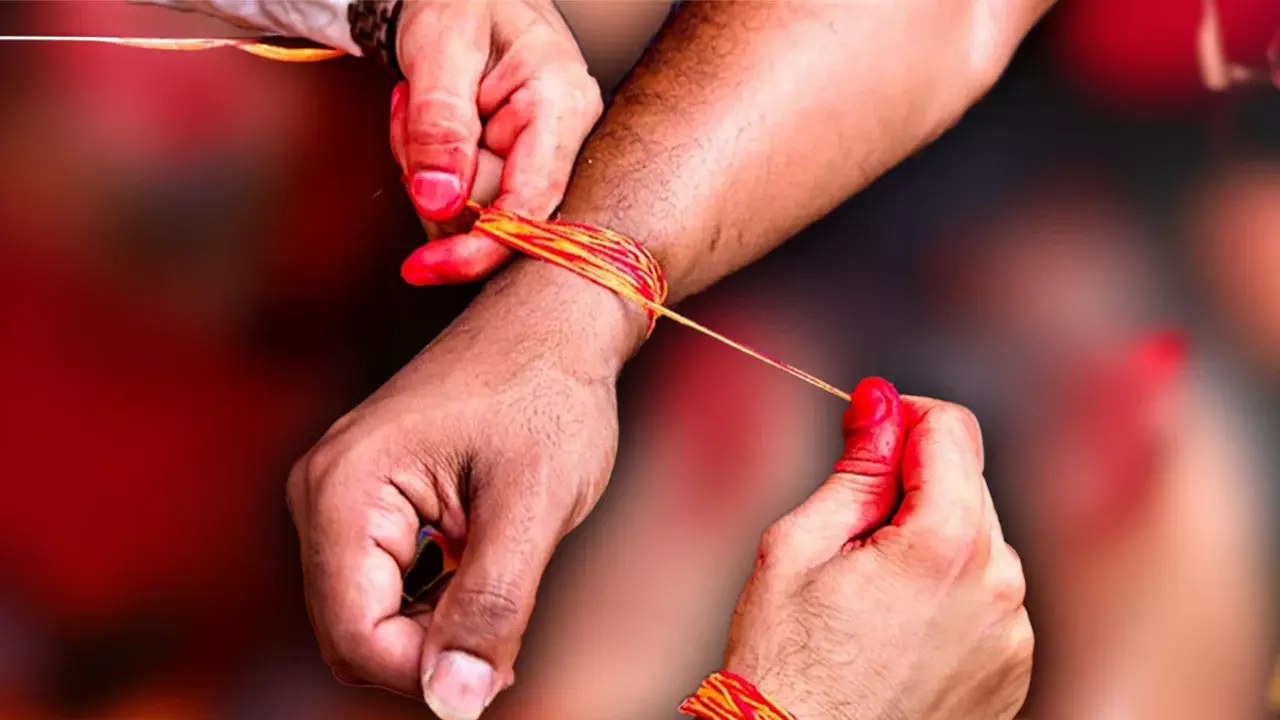हाथ में मौली बांधते समय न करें ये गलतियाँ, जानें सही नियम