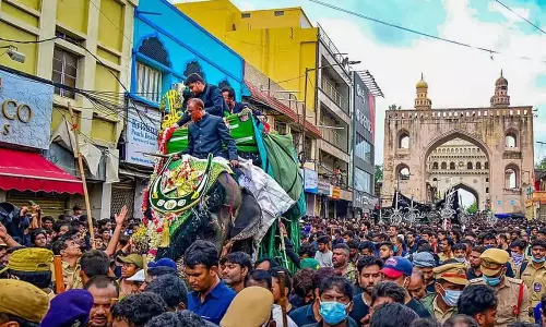 Hyderabad ऐतिहासिक बीबी का आलम जुलूस की तैयारी कर रहा