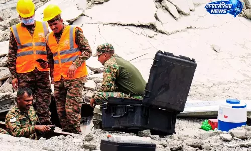 कोलकाता हादसा: मलबे में जारी बचाव अभियान