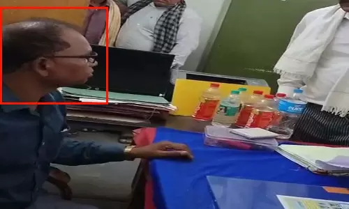 ADM कार्यालय के बाबू का रिश्वत लेते वीडियो वायरल, प्रशासन ने जांच के दिए आदेश