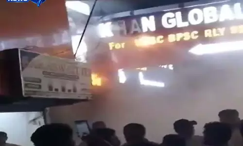 BREAKING: खान सर के कोचिंग सेंटर के बाहर आग लगी, धुएं से मचा हड़कंप