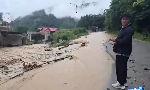 Arunachal के कीयी पन्योर में भूस्खलन से सड़क संपर्क बाधित, बहाली कार्य जारी