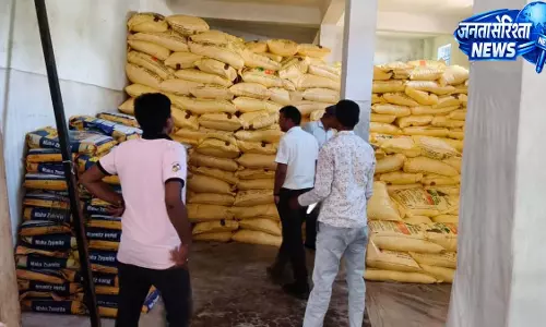 खाद-उर्वरक कालाबाजारी पर बड़ी कार्रवाई, दो दुकानों के लाइसेंस निलंबित