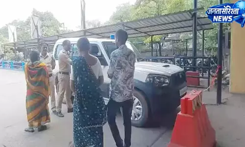 पीएम आवास सूची विवाद, ग्राम सभा में महिला-बेटी ने आत्मदाह का प्रयास, समय रहते टला हादसा