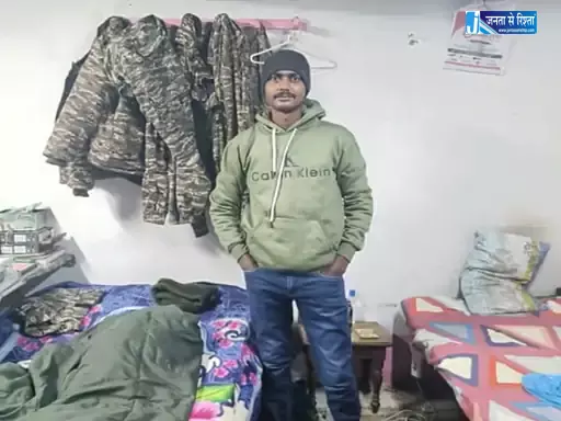 CRPF जवान ने आम पेड़ में लगाई फांसी, पत्नी संग विवाद के बाद उठाया ये कदम CRPF जवान ने आम पेड़ में लगाई फांसी, पत्नी संग विवाद के बाद उठाया ये कदम