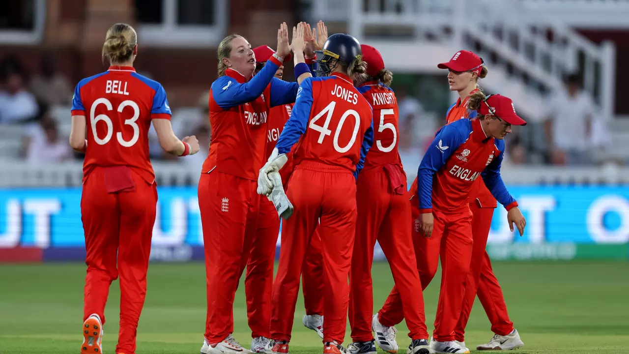Women's T20 WC: वेस्ट इंडीज को हराकर इंग्लैंड ने सेमीफाइनल में जगह बनाई