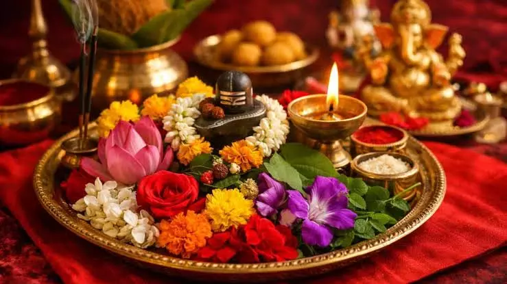 पूजा में भूलकर भी न चढ़ाएं ये फल-फूल, जानें धार्मिक मान्यताएं