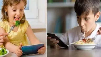 बच्चे को खाना खिलाने के लिए फोन देना छोड़ें, अपनाएं ये स्मार्ट पैरेंटिंग टिप्स बच्चे को खाना खिलाने के लिए फोन देना छोड़ें, अपनाएं ये स्मार्ट पैरेंटिंग टिप्स