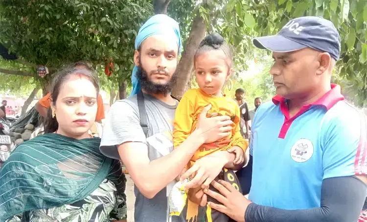 Haridwar: निर्जला एकादशी मेले में बिछड़े मासूम को पुलिस ने सुरक्षित परिजनों को सौंपा Haridwar: निर्जला एकादशी मेले में बिछड़े मासूम को पुलिस ने सुरक्षित परिजनों को सौंपा