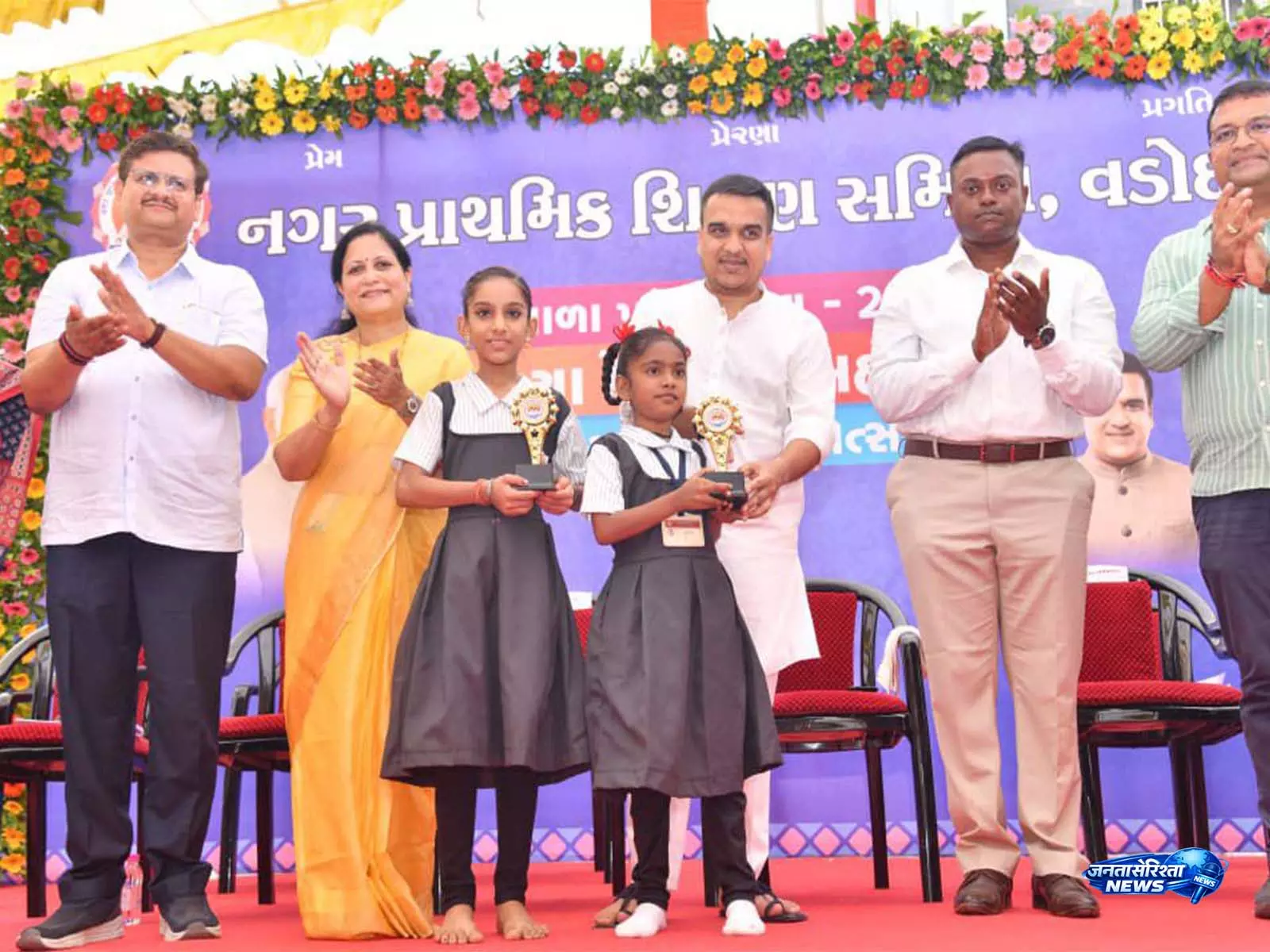 Gujarat में 1,354 छात्रों का निजी से सरकारी स्कूलों में स्थानांतरण: हर्ष संघवी Gujarat में 1,354 छात्रों का निजी से सरकारी स्कूलों में स्थानांतरण: हर्ष संघवी