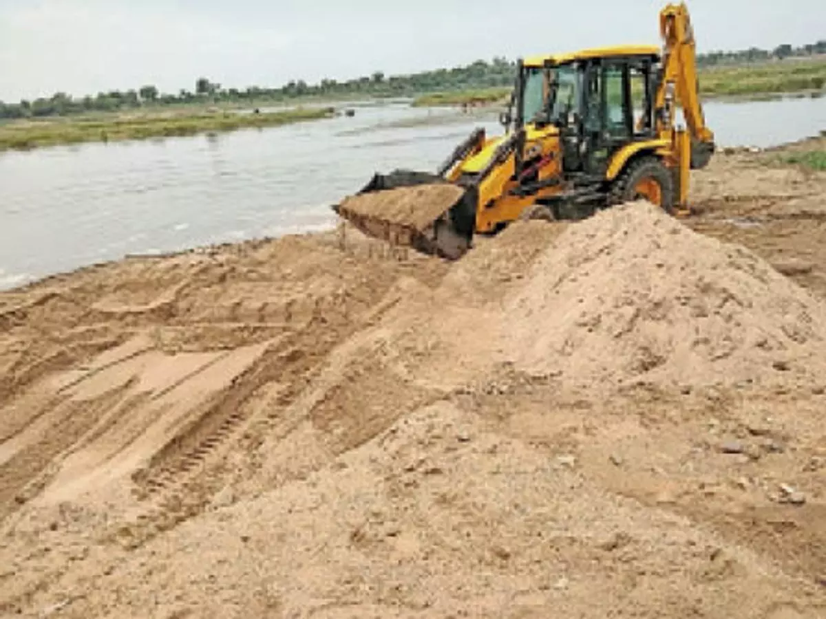 CM साय के सख्त निर्देशों पर अवैध रेत कारोबार के खिलाफ कार्रवाई तेज CM साय के सख्त निर्देशों पर अवैध रेत कारोबार के खिलाफ कार्रवाई तेज