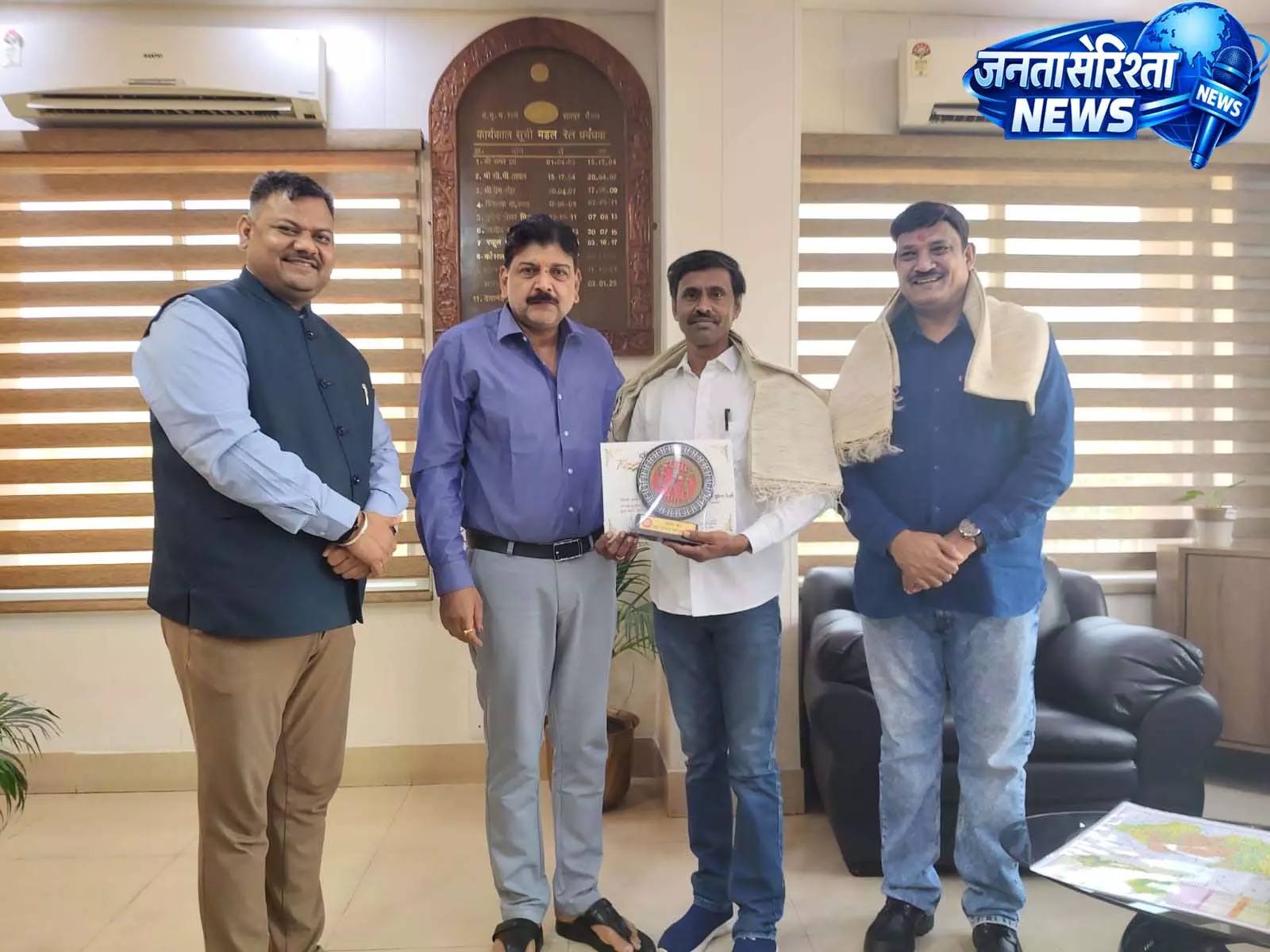 मंडल रेल प्रबंधक दयानंद ने रेल परिचालन की संरक्षा के प्रति जागरूक जनमानस को किया सम्मानित मंडल रेल प्रबंधक दयानंद ने रेल परिचालन की संरक्षा के प्रति जागरूक जनमानस को किया सम्मानित