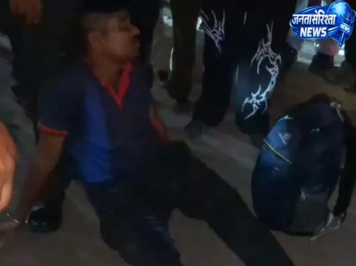 बोलेरो की टक्कर से युवक गंभीर घायल, एक घंटे तक एंबुलेंस नहीं पहुंचने पर आक्रोश बोलेरो की टक्कर से युवक गंभीर घायल, एक घंटे तक एंबुलेंस नहीं पहुंचने पर आक्रोश