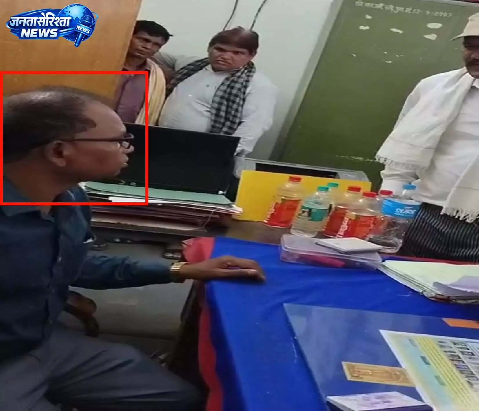 ADM कार्यालय के बाबू का रिश्वत लेते वीडियो वायरल, प्रशासन ने जांच के दिए आदेश ADM कार्यालय के बाबू का रिश्वत लेते वीडियो वायरल, प्रशासन ने जांच के दिए आदेश