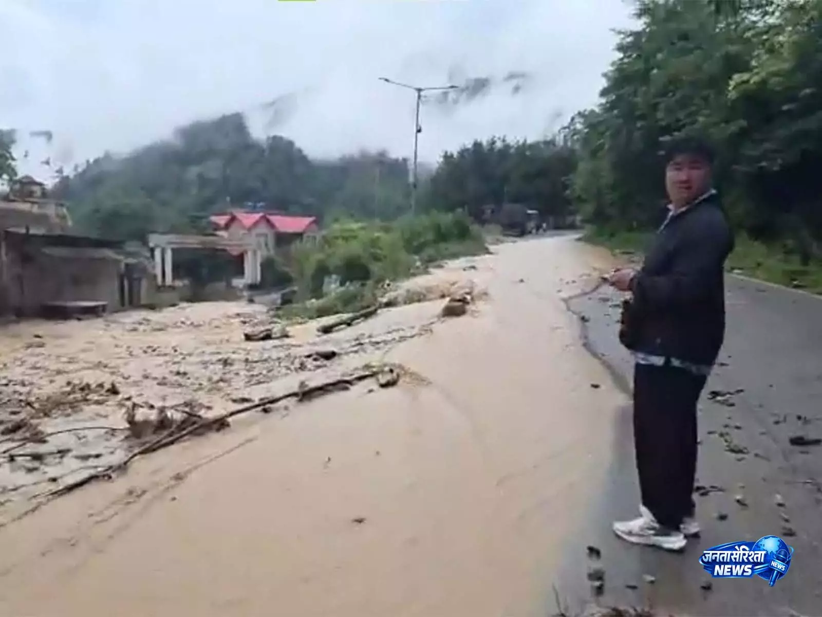 Arunachal के कीयी पन्योर में भूस्खलन से सड़क संपर्क बाधित, बहाली कार्य जारी Arunachal के कीयी पन्योर में भूस्खलन से सड़क संपर्क बाधित, बहाली कार्य जारी
