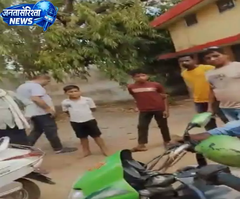 नवापारा के ग्राम सभा के दौरान हंगामा, पीएम आवास सूची विवाद पर मारपीट का आरोप नवापारा के ग्राम सभा के दौरान हंगामा, पीएम आवास सूची विवाद पर मारपीट का आरोप