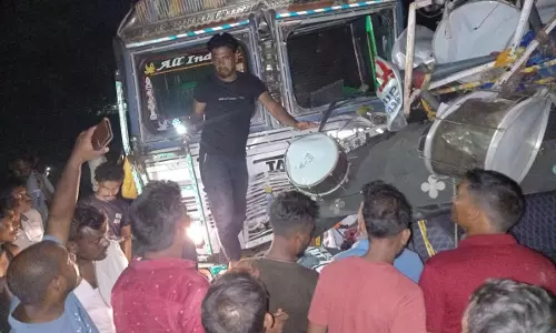 7 लोगों की मौत, सवारी गाड़ी और ट्रक के बीच हुई टक्कर