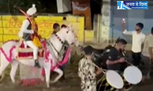 जलमग्न सड़क से होकर निकली बारात, डरा हुआ था घोड़े में सवार दूल्हा