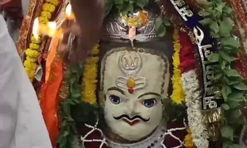 त्रिपुंड और चंद्रमा से सजे बाबा महाकाल, मावे और डॉयफ्रूट से किया गया भव्य शृंगार