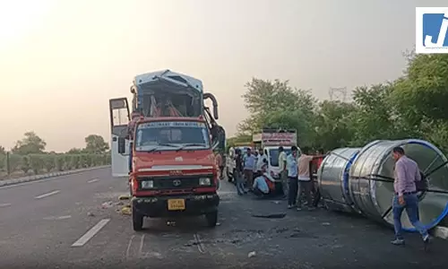 एक्सप्रेसवे पर डबल डेकर बस ने मारी ट्रक को टक्कर, 25 से अधिक यात्री घायल