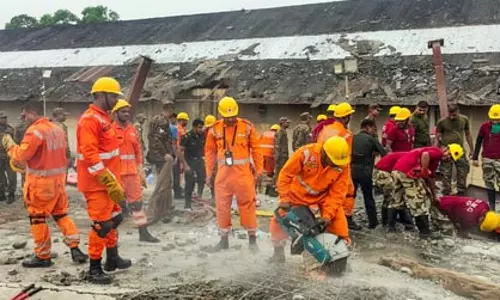 कोलकाता गोदाम हादसा: तारातला में मृतकों की संख्या 14 हुई, 24 घंटे बाद भी बचाव कार्य जारी कोलकाता गोदाम हादसा: तारातला में मृतकों की संख्या 14 हुई, 24 घंटे बाद भी बचाव कार्य जारी