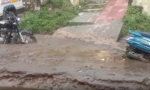 उत्तराखंड: चमोली में अतिवृष्टि बनी आफत, सड़कों और दुकानों में भरा मलबा और पत्थर उत्तराखंड: चमोली में अतिवृष्टि बनी आफत, सड़कों और दुकानों में भरा मलबा और पत्थर