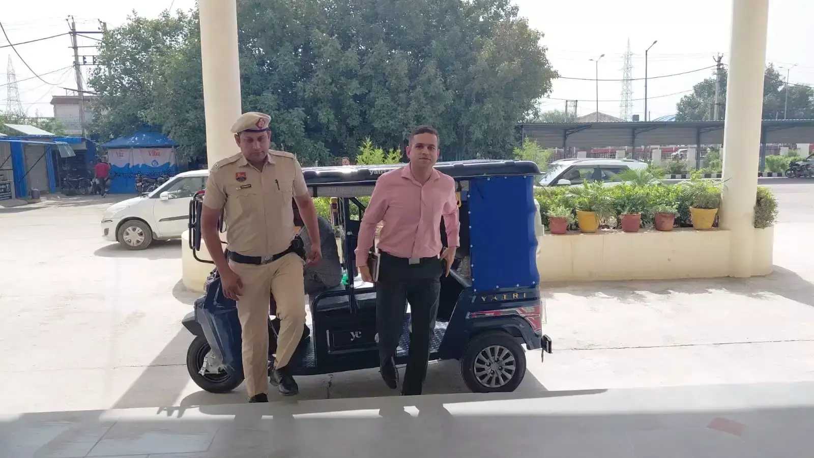 Jind: उचाना एसडीएम ने ई-रिक्शा से कार्यालय पहुंचकर दिया सादगी का संदेश