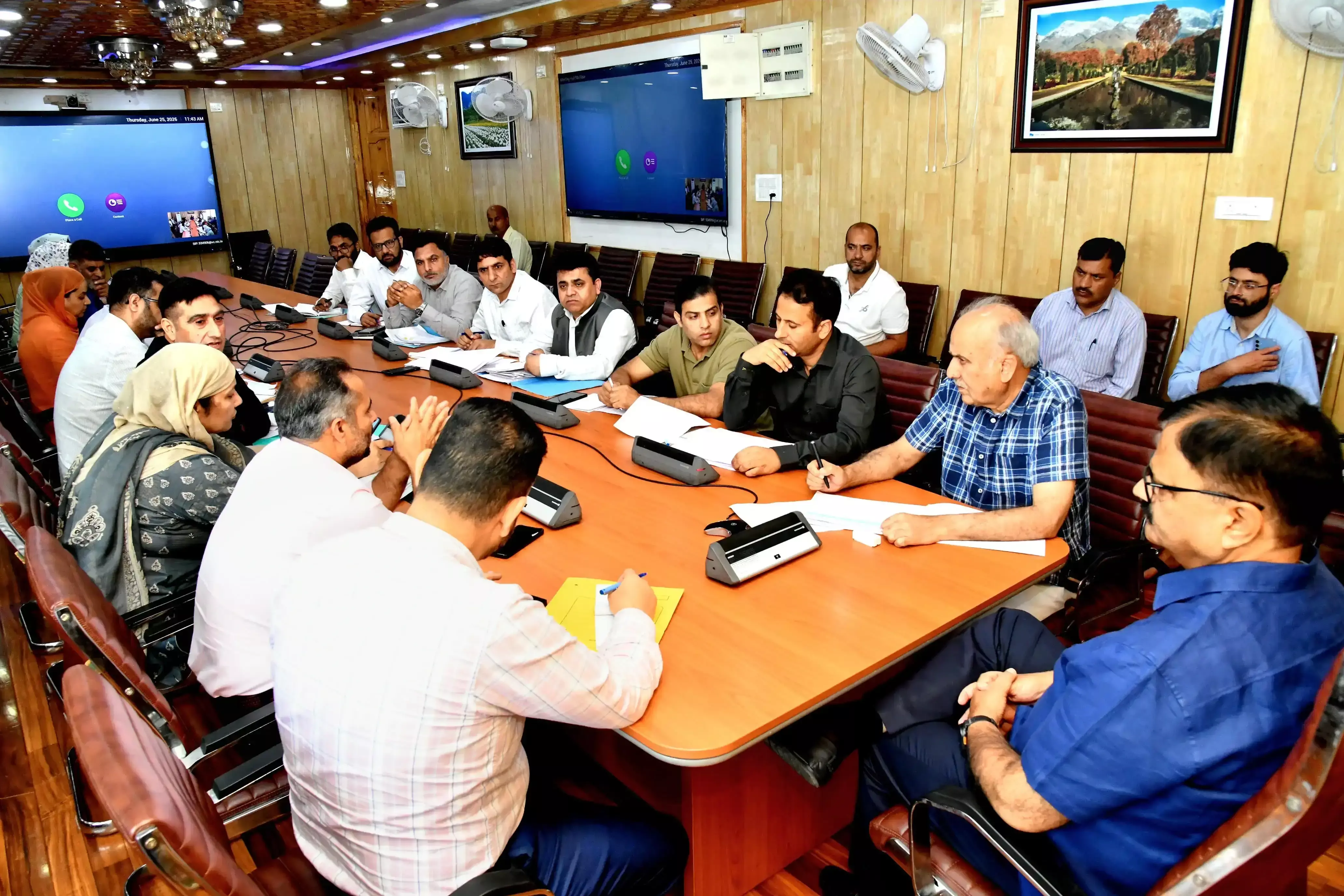 Srinagar: पंपोर में विकास कार्यों की समीक्षा, समय पर परियोजनाएं पूरी करने पर जोर