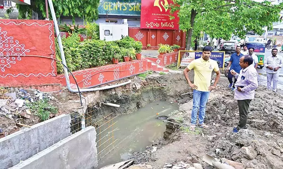 Andhra: अधिकारियों ने आउटफॉल नालों के निर्माण में तेजी लाने को कहा