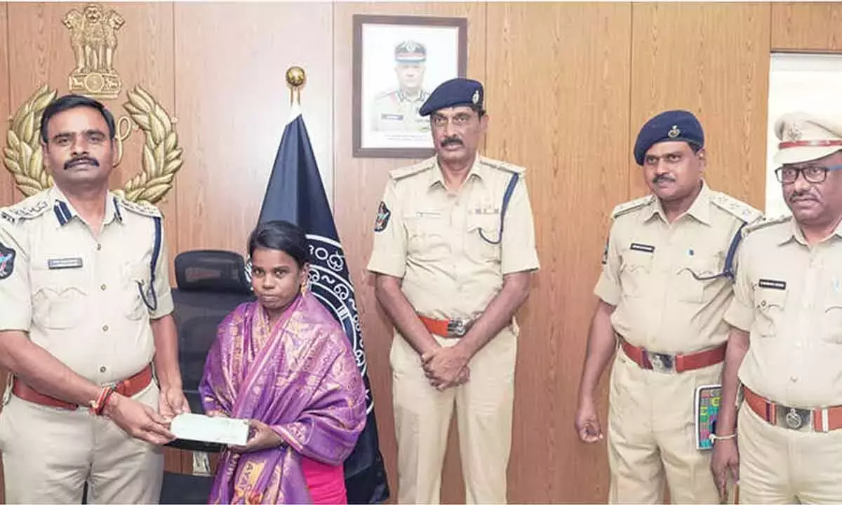 Andhra: होटल के कैशियर ने 45 लाख रुपये के सोने के आभूषण लौटाए