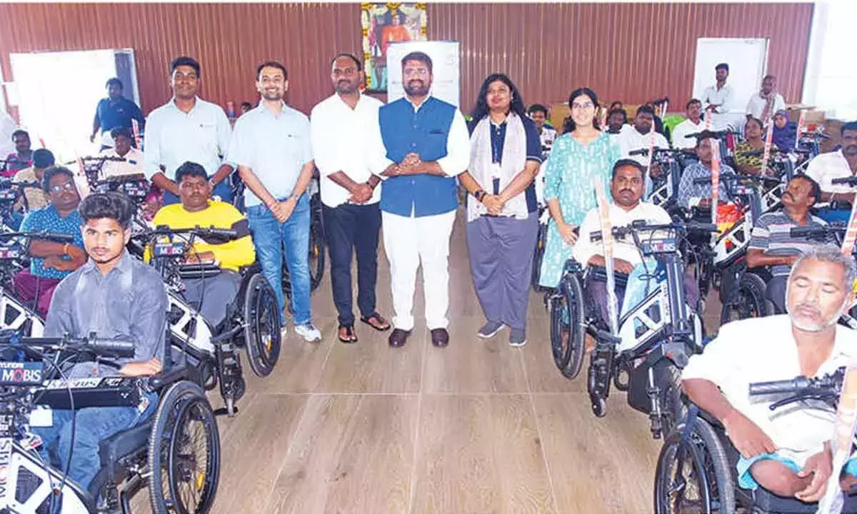 Andhra: विकलांग व्यक्तियों को मोटर चालित व्हीलचेयर वितरित की गईं