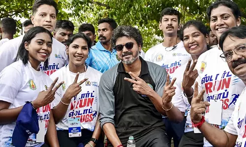 Chennai : एंटी-ड्रग मैराथन में मुख्यमंत्री की 6 किलोमीटर दौड़, हजारों लोग हुए शामिल Chennai : एंटी-ड्रग मैराथन में मुख्यमंत्री की 6 किलोमीटर दौड़, हजारों लोग हुए शामिल