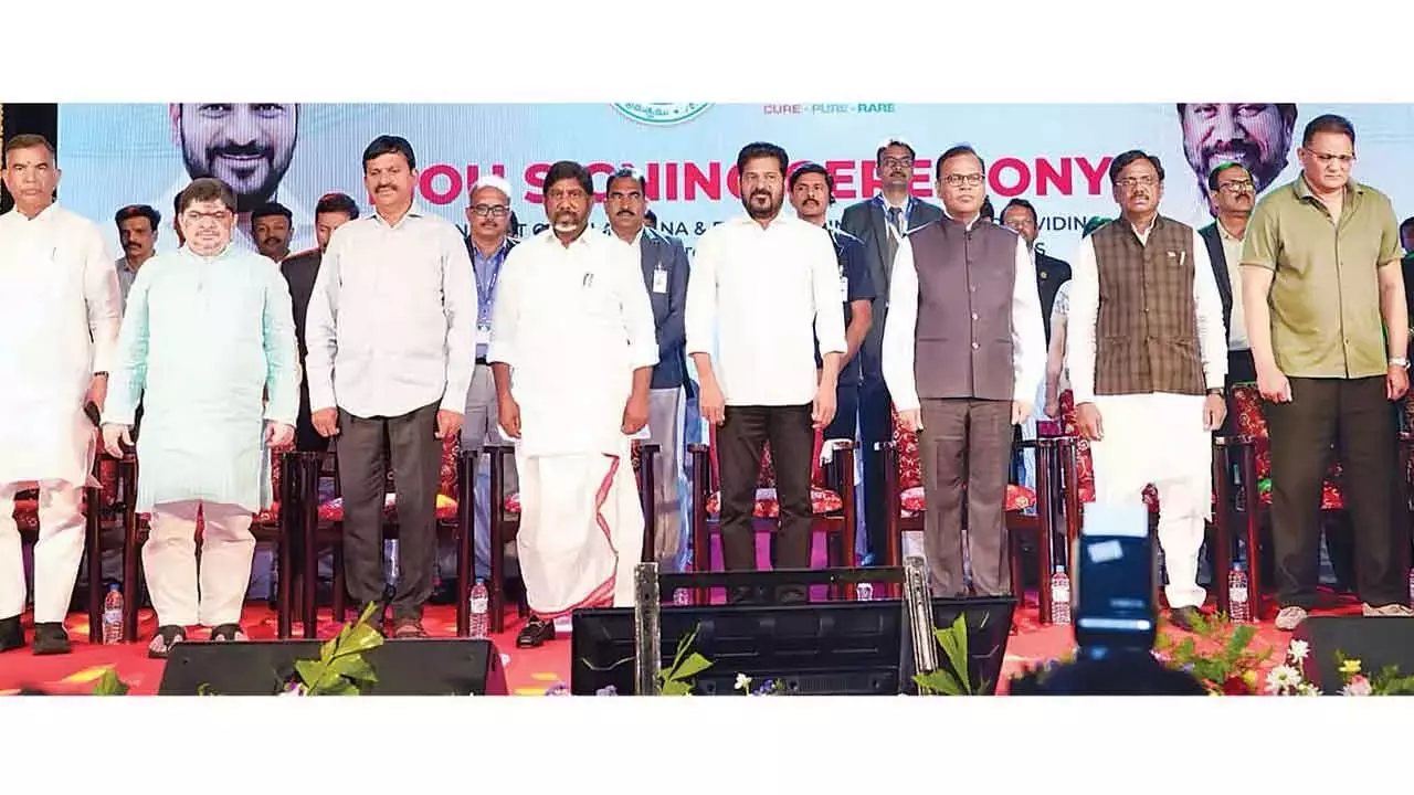 Telangana: रेवंत ने सरकारी कर्मचारियों के लिए बीमा कवर लॉन्च किया
