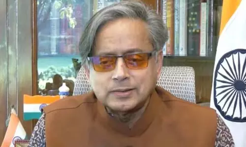 पासपोर्ट और आधार को मिले नागरिकता के पक्के सबूत की मान्यता, कानून में करें संशोधन: शशि थरूर